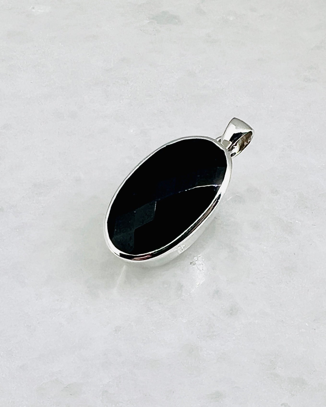 Top Facetted Black Turmaline in .925 Silver Setting