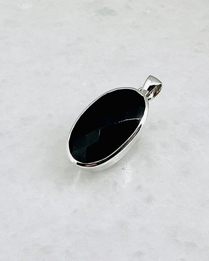Top Facetted Black Turmaline in .925 Silver Setting