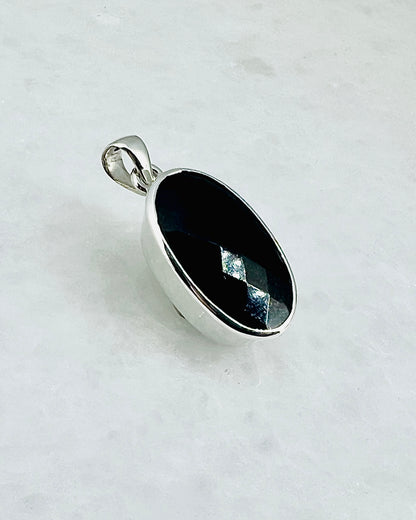 Top Facetted Black Turmaline in .925 Silver Setting