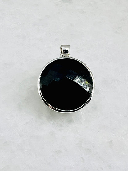 Top Facetted Black Turmaline in .925 Silver Setting