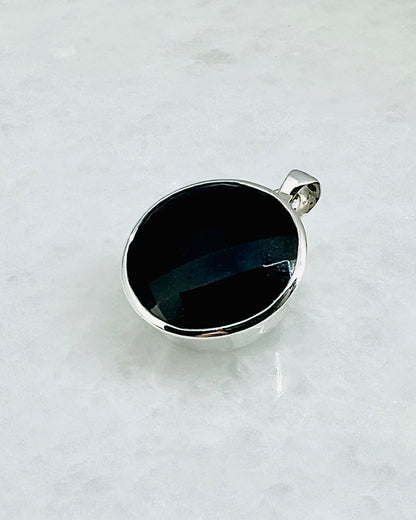 Top Facetted Black Turmaline in .925 Silver Setting