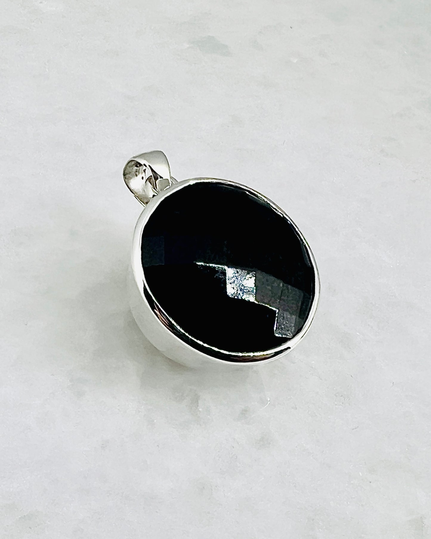Top Facetted Black Turmaline in .925 Silver Setting