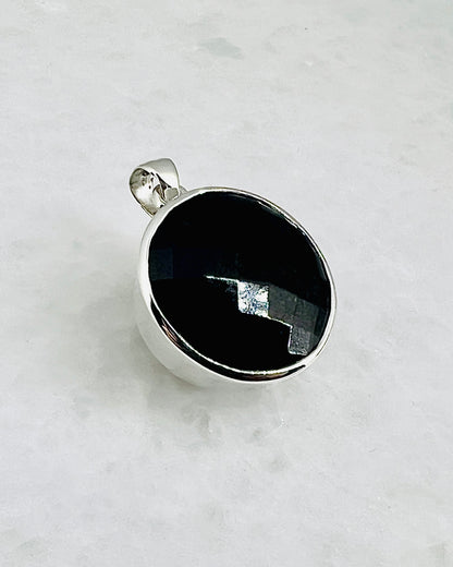 Top Facetted Black Turmaline in .925 Silver Setting