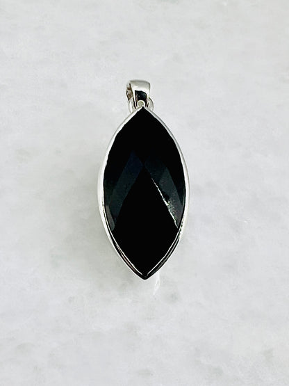Top Facetted Black Turmaline in .925 Silver Setting