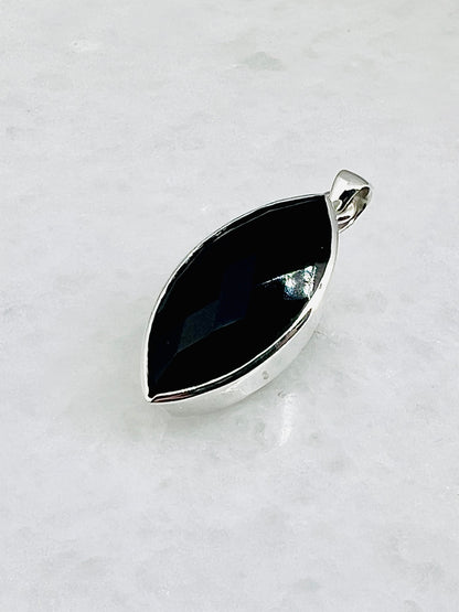 Top Facetted Black Turmaline in .925 Silver Setting