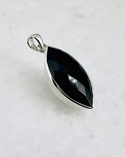 Top Facetted Black Turmaline in .925 Silver Setting