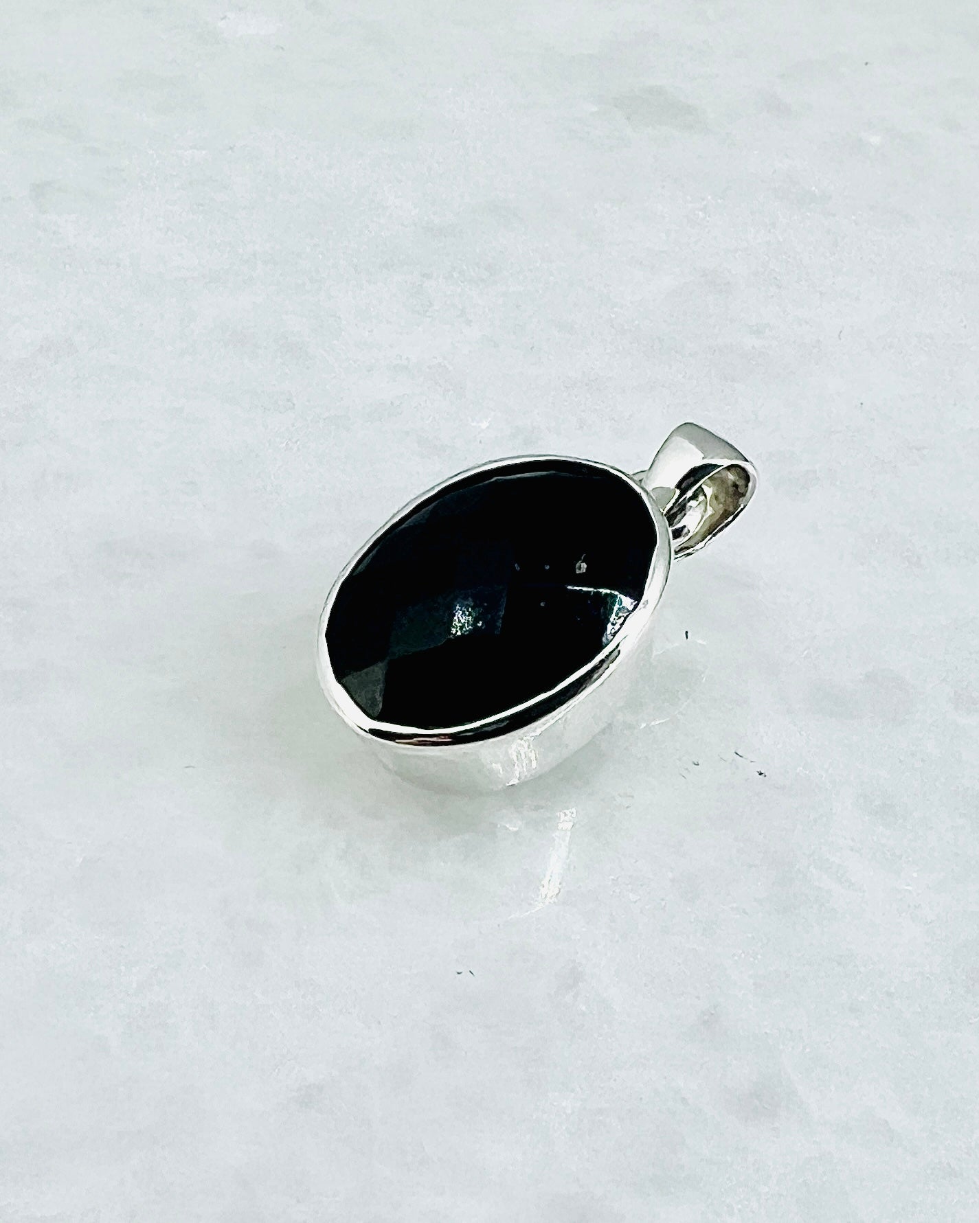 Top Facetted Black Turmaline in .925 Silver Setting
