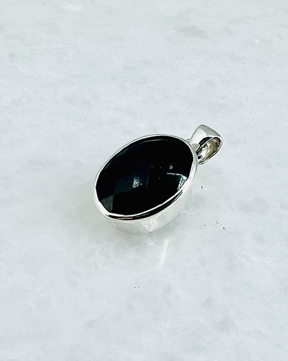 Top Facetted Black Turmaline in .925 Silver Setting