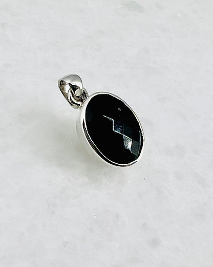 Top Facetted Black Turmaline in .925 Silver Setting