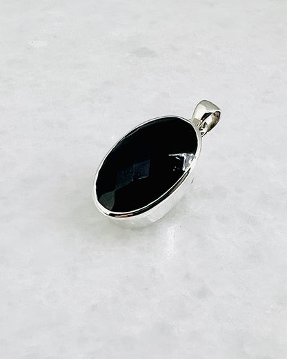 Top Facetted Black Turmaline in .925 Silver Setting