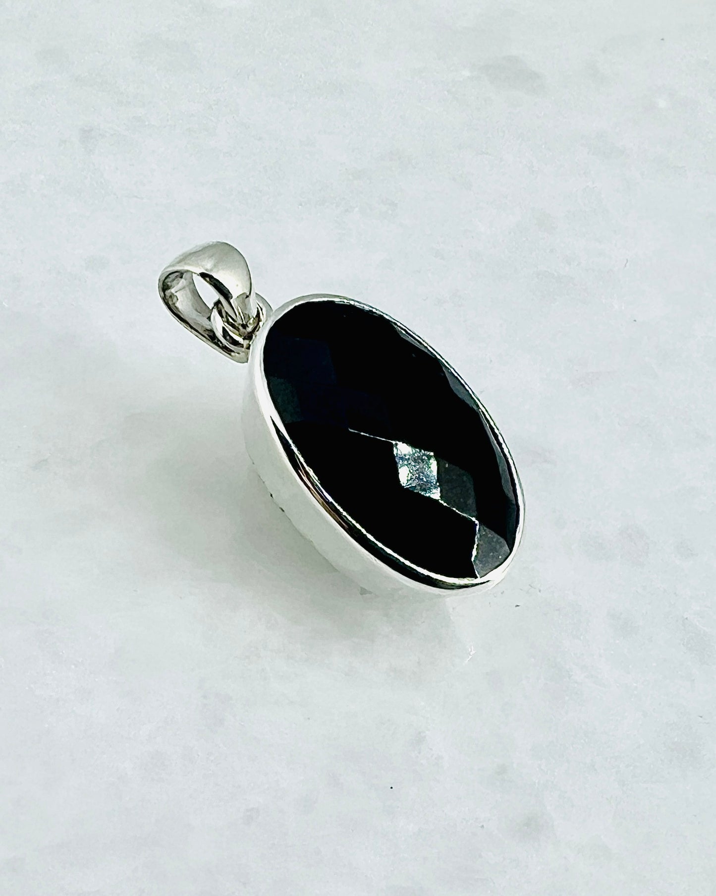 Top Facetted Black Turmaline in .925 Silver Setting