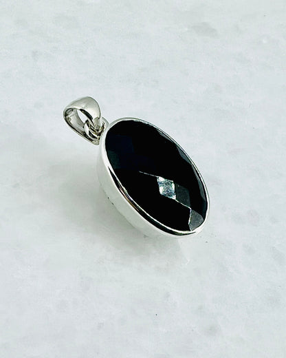 Top Facetted Black Turmaline in .925 Silver Setting