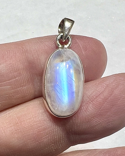 Rainbow Moonstone in 0.925 Silver