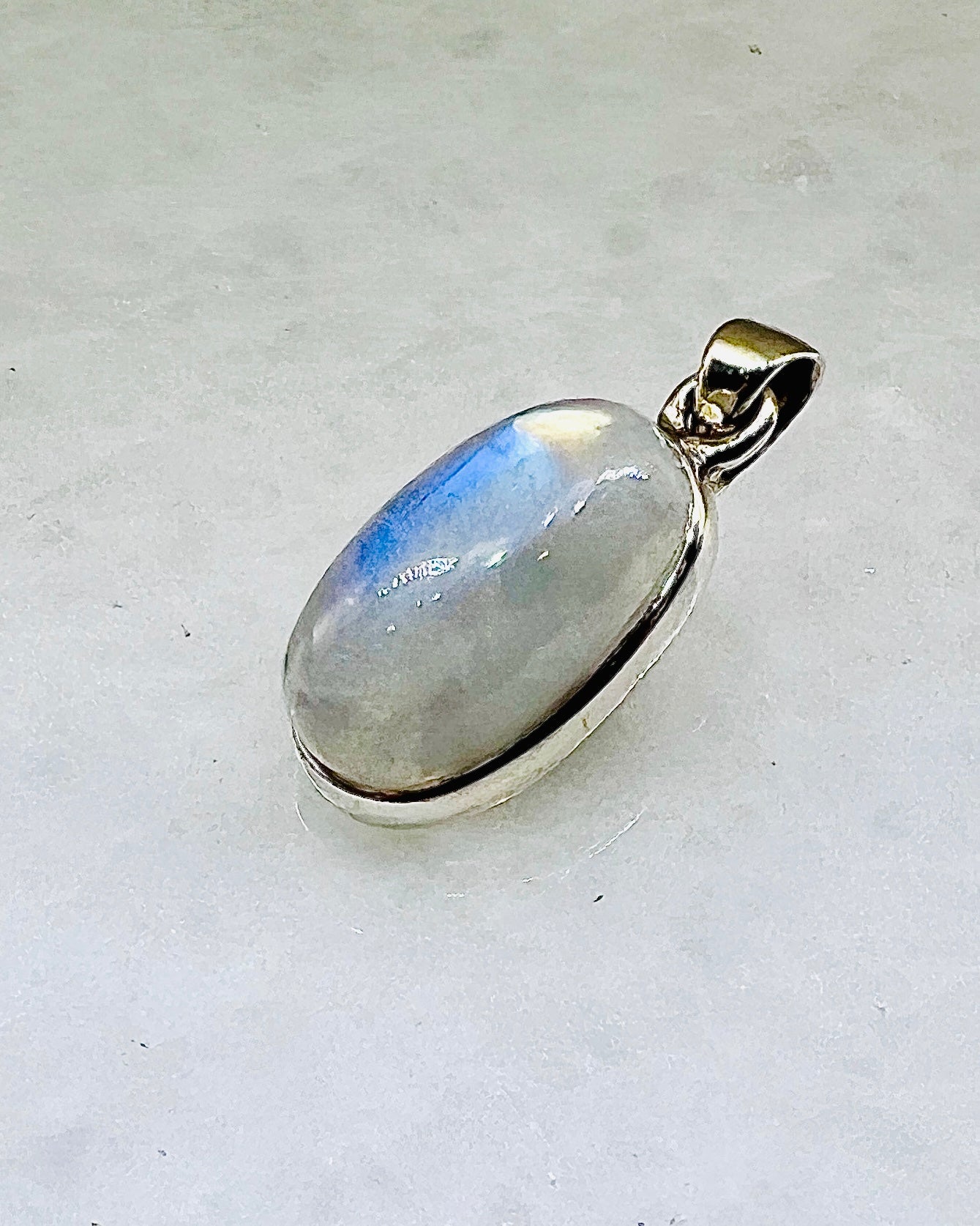 Rainbow Moonstone in 0.925 Silver