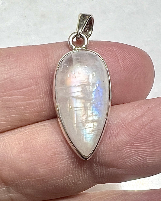 Rainbow Moonstone in 0.925 Silver