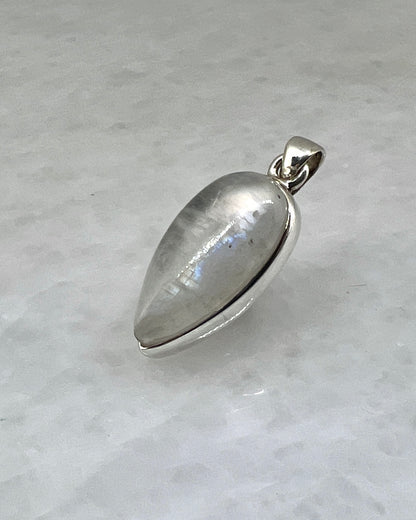 Rainbow Moonstone in 0.925 Silver