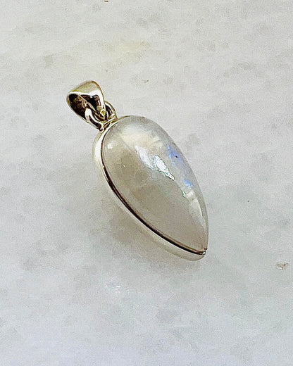 Rainbow Moonstone in 0.925 Silver