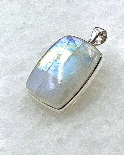 Rainbow Moonstone in 0.925 Silver
