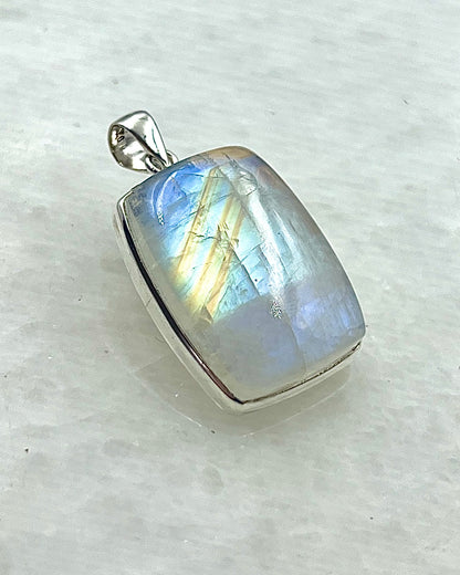 Rainbow Moonstone in 0.925 Silver