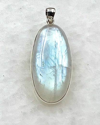 Rainbow Moonstone in 0.925 Silver
