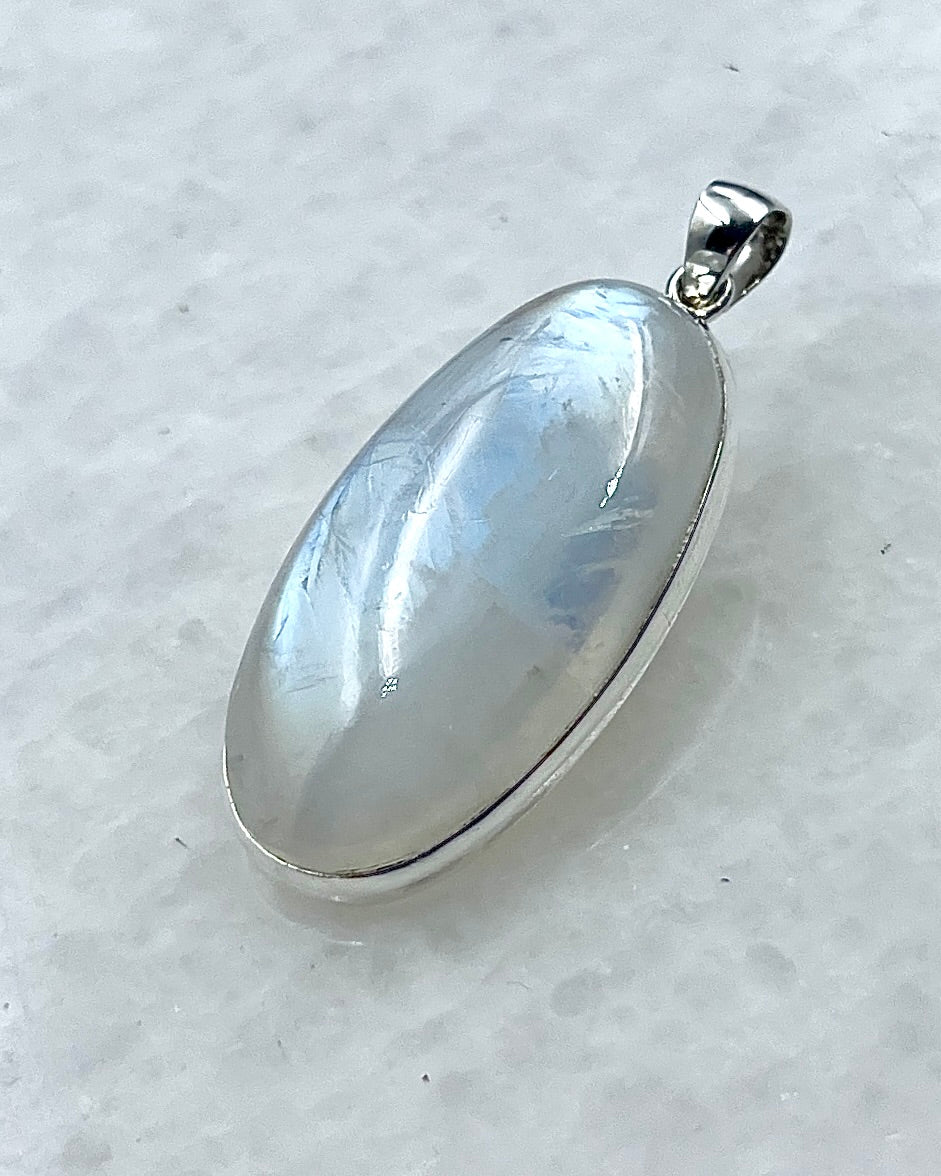 Rainbow Moonstone in 0.925 Silver