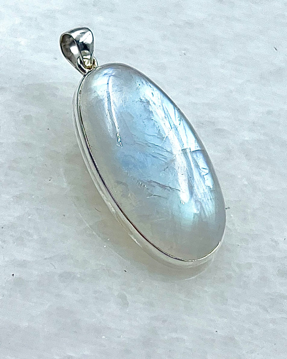 Rainbow Moonstone in 0.925 Silver