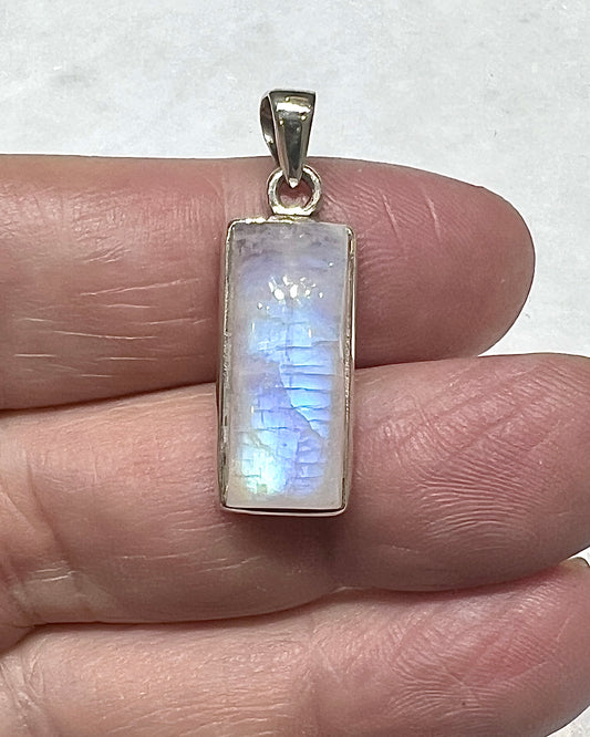 Rainbow Moonstone in 0.925 Silver