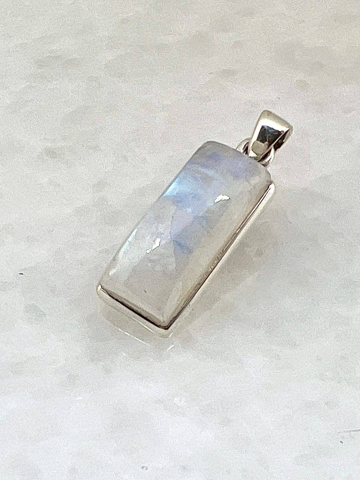 Rainbow Moonstone in 0.925 Silver