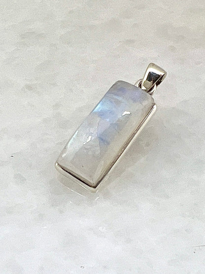 Rainbow Moonstone in 0.925 Silver