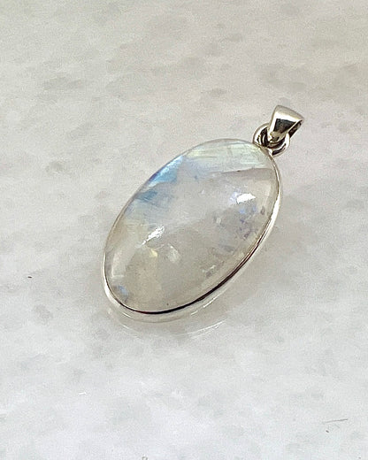 Rainbow Moonstone in 0.925 Silver