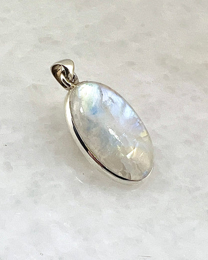 Rainbow Moonstone in 0.925 Silver