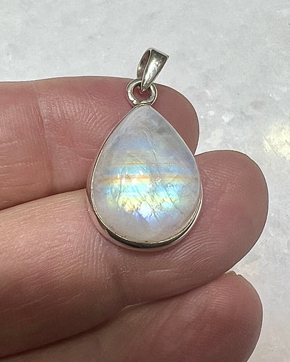 Rainbow Moonstone in 0.925 Silver