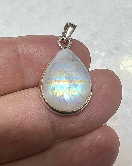 Rainbow Moonstone in 0.925 Silver