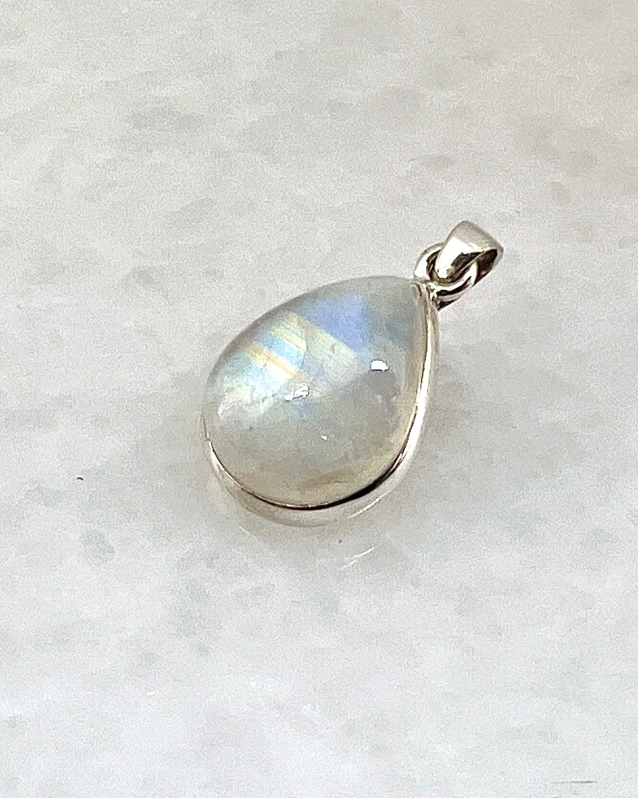 Rainbow Moonstone in 0.925 Silver