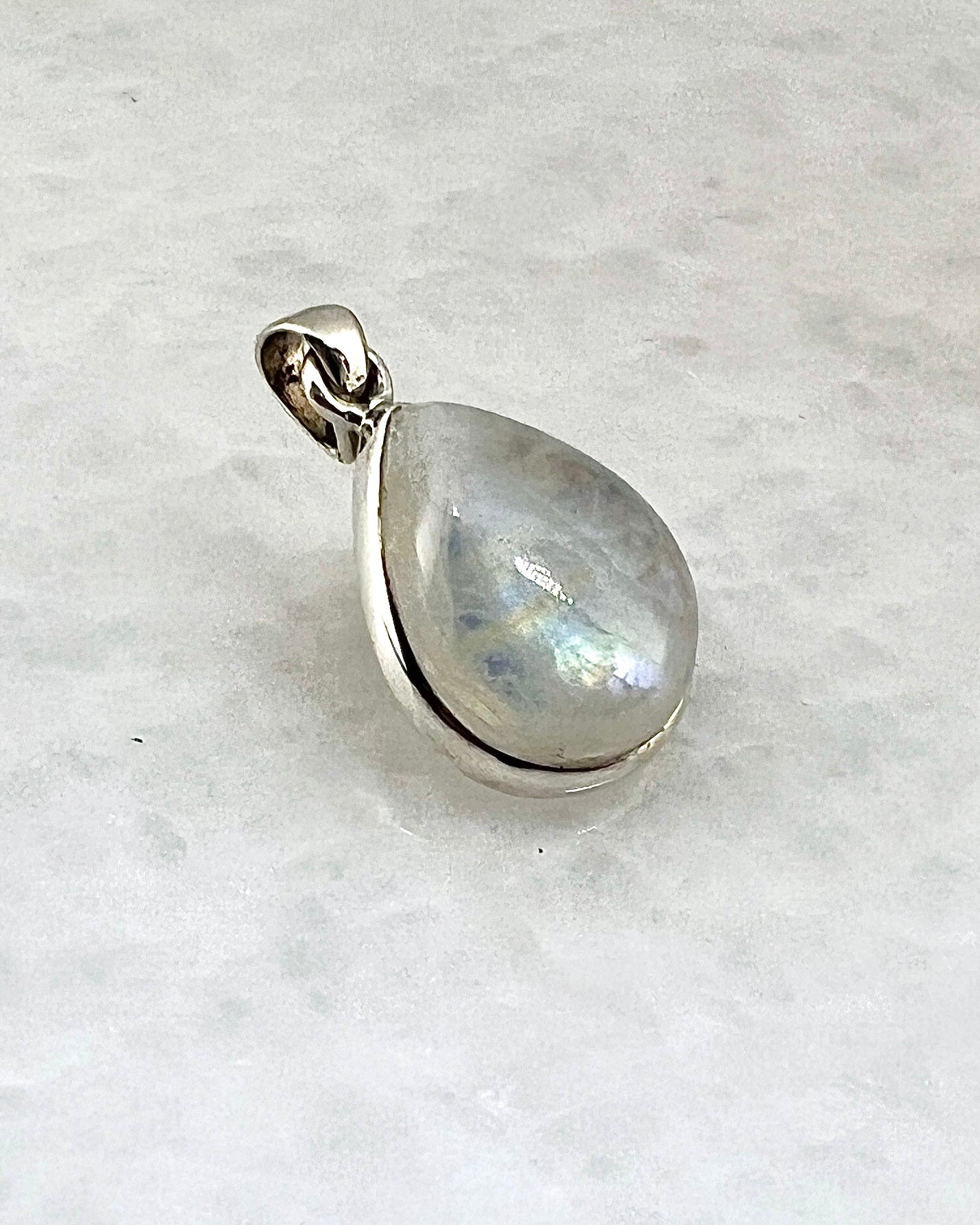 Rainbow Moonstone in 0.925 Silver