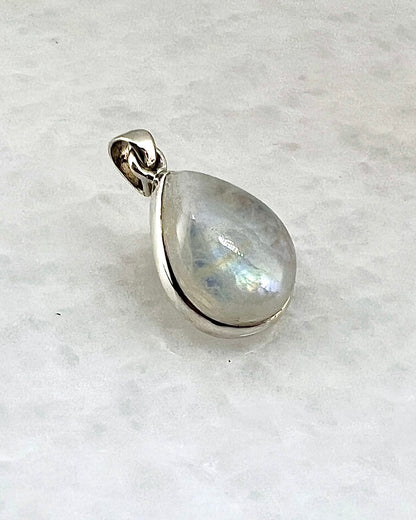 Rainbow Moonstone in 0.925 Silver