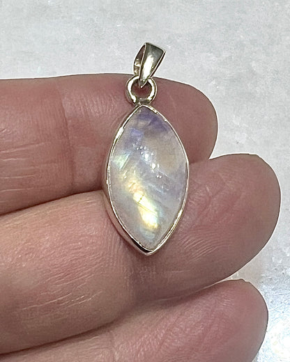 Rainbow Moonstone in 0.925 Silver