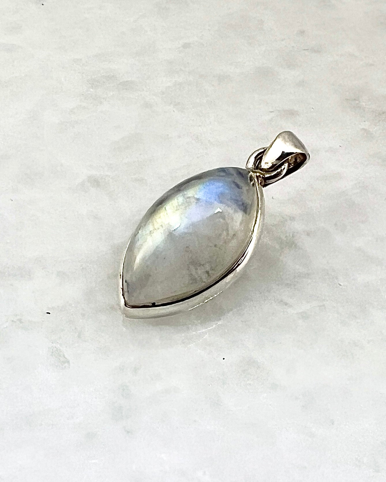 Rainbow Moonstone in 0.925 Silver