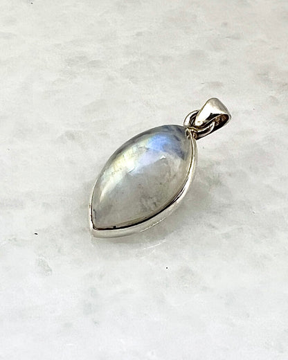 Rainbow Moonstone in 0.925 Silver