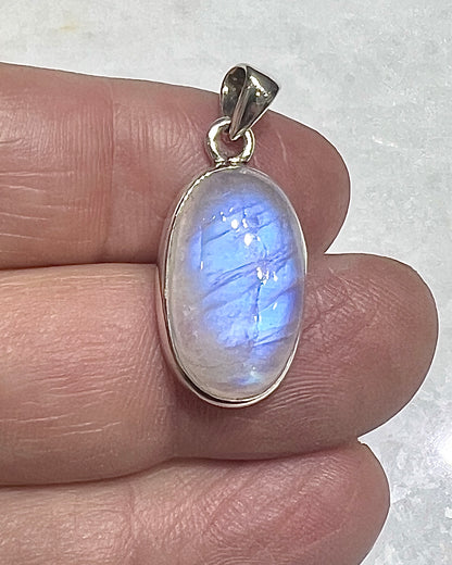 Rainbow Moonstone in 0.925 Silver