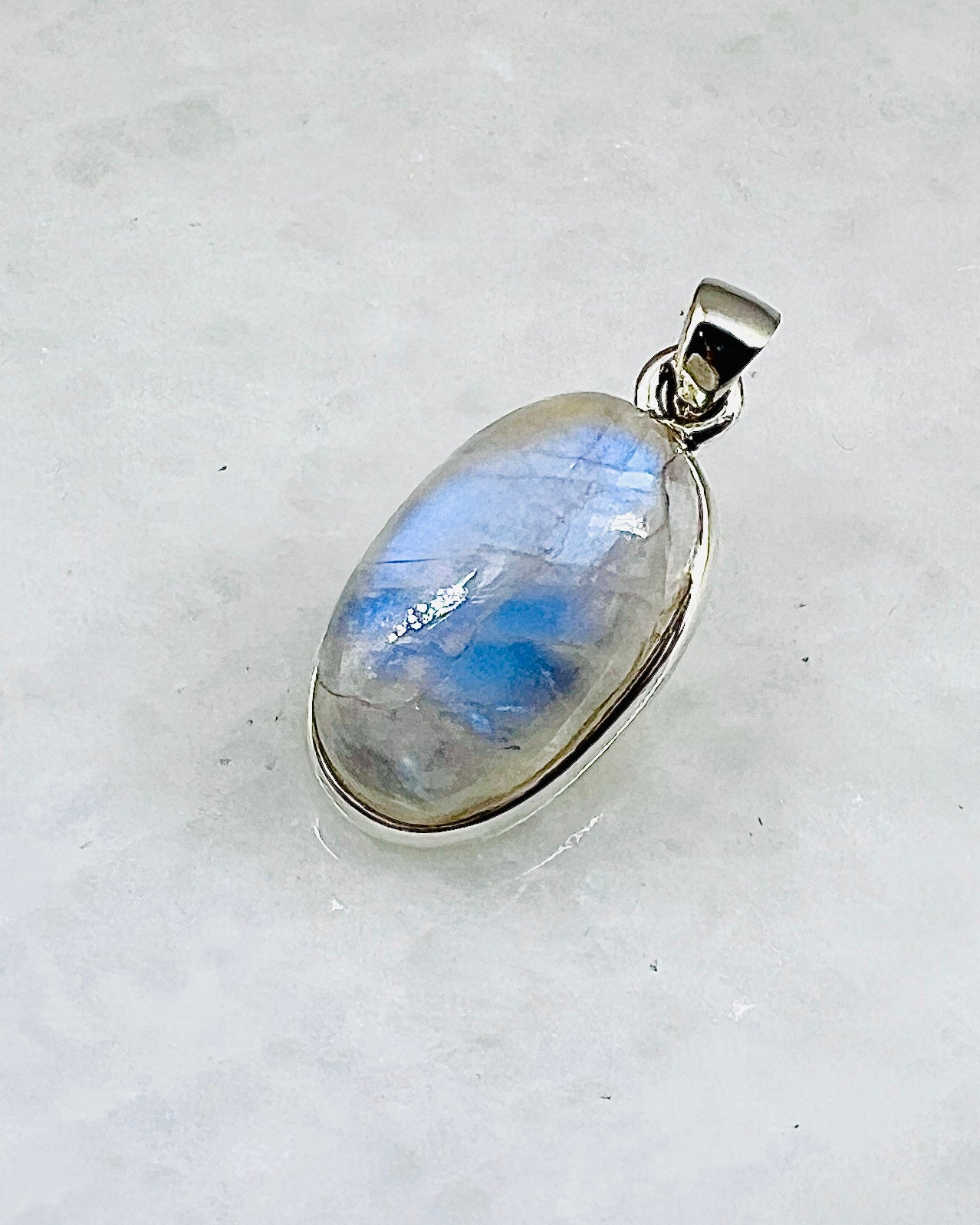 Rainbow Moonstone in 0.925 Silver