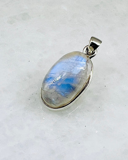 Rainbow Moonstone in 0.925 Silver