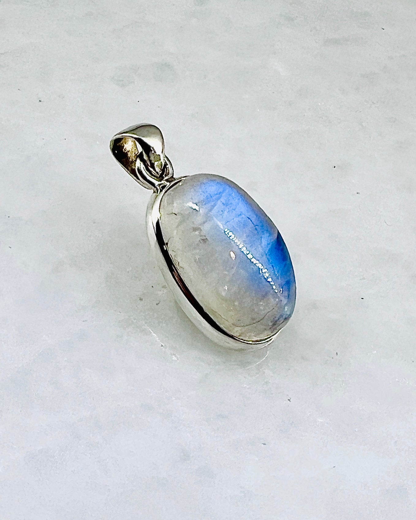 Rainbow Moonstone in 0.925 Silver