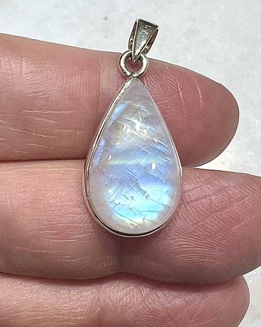 Rainbow Moonstone in 0.925 Silver
