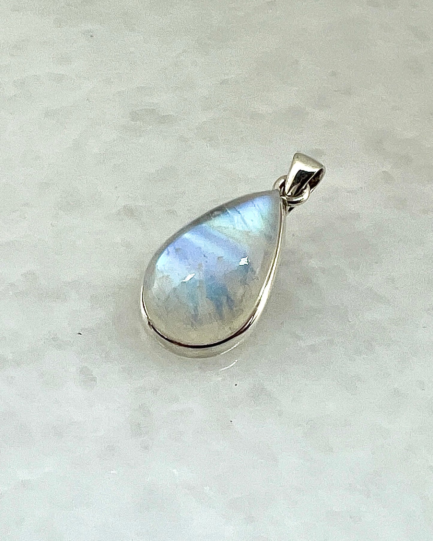 Rainbow Moonstone in 0.925 Silver