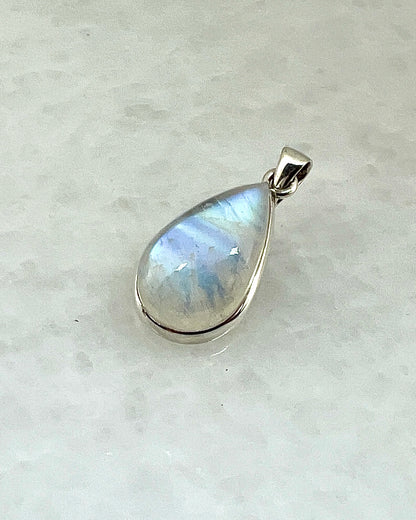 Rainbow Moonstone in 0.925 Silver