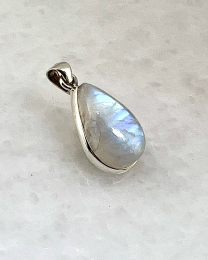 Rainbow Moonstone in 0.925 Silver