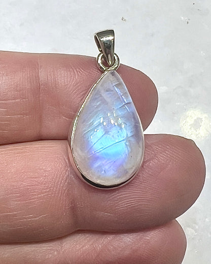 Rainbow Moonstone in 0.925 Silver