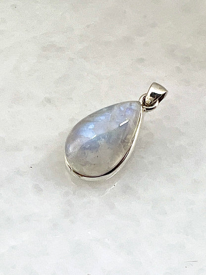 Rainbow Moonstone in 0.925 Silver