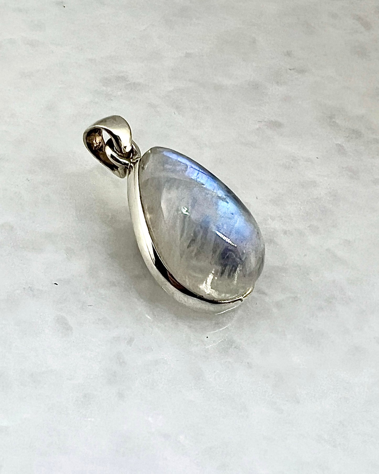 Rainbow Moonstone in 0.925 Silver
